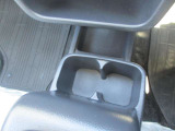 運転席助手席両方で使えるドリンクホルダーです。
