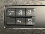 運転席脇のクラスタースイッチ部分にはカメラ切り替えスイッチ、パーキングセンサー、その他走行系スイッチを集中配置しております。