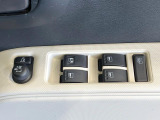 【電動格納ミラー】サイドミラーは電動格納式となっており、狭い駐車場でもキズがつくリスクを抑えられます。