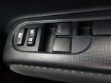 パワーウィンドウスイッチで運転席から全席の窓の開閉ができます。