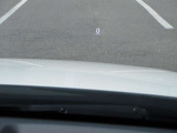 運転視界の遠方上方に虚像を投影することで前を見ながら情報の視認ができます。本当にドライバーが必要な情報を適切に伝え、楽しんで頂くことを考えた新世代装備です。※虚像は2.6m前方に浮かぶイメージです。