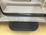 乗り降りがしやすいオートステップを装備しています