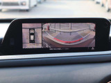車体がシースルー(透過)して周囲の見通しを高めた設計の『360&deg;シースルービューモニター』を搭載。大きな車体でも、上空から見下ろす正確な視点で、狭い道や駐車をサポートします。