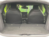 普段のお買い物や通勤、送迎等に十分な荷室スペースを確保しております。セカンドシートを倒すと、大きな荷物の積載も可能です♪