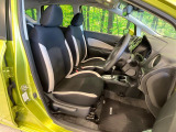 運転席まわりには十分なスペースがあり、大柄な方でもゆったり運転していただける環境です。