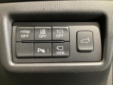 運転席脇のクラスタースイッチ部分にはカメラ切り替えスイッチ、パーキングセンサー、その他走行系スイッチを集中配置しております。