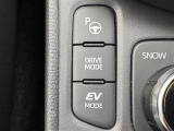 【アドバンストパーク】駐車するスペースの横に停車後、スイッチを押すだけで、システムがステアリング・シフト・アクセル・ブレーキを操作し、駐車を完了させます!機能には限界があるためご注意ください。