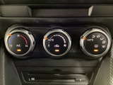 空調スイッチ類は最近流行のタッチパネル式ではなく、運転中でも直感的に操作できるダイヤル式を採用しております。