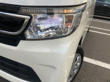 【HIDヘッドライト】非常に明るく前方を照らしてくれるので、悪天候や夜間の走行時も視界良好で安心してお乗りいただけます。