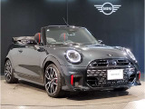 MINIのフロントグリルのデザインはイギリスで生まれた当初から、シルバーのサイドバーが折り重なった伝統的なデザインで御座います。その伝統はBMWのお車になってからでも少しずつ形を変えて守られております