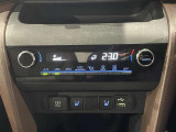 【オートエアコン】一度お好みの温度に設定すれば、車内の温度を検知し風量や温度を自動で調整。暑い&hellip;寒い&hellip;と何度もスイッチ操作をする必要はありません。快適な車内空間には必須の機能ですね♪