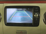 車両後方の映像を映すバックモニター。進路を確認しながら安全に車庫入れできます。