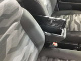 ひじ掛けが収納ボックスになります