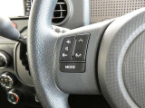 【ステアリングスイッチ】ステアリングから手を伸ばさなくても簡単にオーディオコントロールできますので、安全ですね。