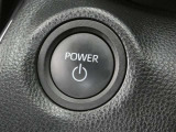 【プッシュスタート】スマートキーを携帯していればキーを取り出さずにドアを施錠&解錠。クルマの始動も可能です♪