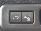 【パワーバックドア】スマートキーや運転席のボタンを押すだけでリアゲートが自動で開閉します!荷物を持っている時や、高い位置にあるバックドアを閉める際に便利な機能です♪