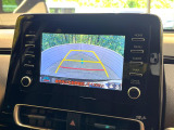 【バックカメラ】駐車時に後方がリアルタイム映像で確認できます。大型商業施設や立体駐車場での駐車時や、夜間のバック時に大活躍!運転スキルに関わらず、今や必須となった装備のひとつです!