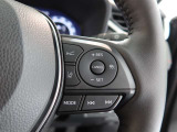 アダプティブクルーズコントロール機能付きです。走行中に先行車の様子を検知しながら、設定した車速の範囲内で先行車との距離のキープを支援します。詳細は販売店スタッフまでおたずねください。