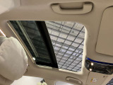 パノラミックルーフで明るい車内と開放感あるドライブをお楽しみいただけます。