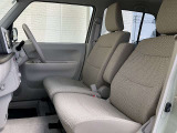 ■運転席シートヒーター/ベンチシートになっておりますので、助手席へウォークスルー可能/センターアームレスト付!