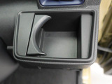 カップホルダーは運転席や助手席からちょうど手の届く位置です!!