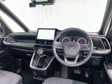 運転席まわりです。 各操作スイッチは使いやすい位置に配置されてます。