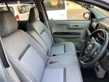 高いホールド性で運転姿勢が安定します。長距離ドライブでも疲れにくいのが魅力です。快適なドライビングライフをお送りください♪
