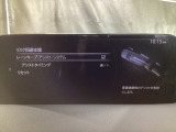 カメラが車線を認識してはみ出しそうになるとステアリングアシストが介入するレーン・キープ・アシストシステムを装備しております。お好みで作動・非作動の設定も可能です。