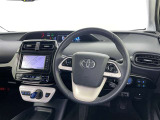 運転席まわりです。 各操作スイッチは使いやすい位置に配置されてます。