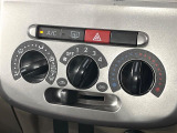 寒い冬も暑い夏も全席に快適な空調を届けてくれる、ダイヤル式エアコンを装備♪