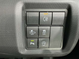 コーナーセンサーを車の前後に装備。障害物までの距離に応じて警告音を変えてお知らせ。縦列駐車時や駐車場・車庫などでの取り回しをサポートします。詳細は販売店スタッフまでおたずねください。