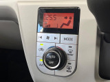 【オートエアコン】一度お好みの温度に設定すれば、車内の温度を検知し風量や温度を自動で調整。暑い&hellip;寒い&hellip;と何度もスイッチ操作をする必要はありません。快適な車内空間には必須の機能ですね♪