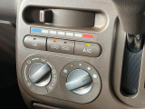 寒い冬も暑い夏も全席に快適な空調を届けてくれる、ダイヤル式エアコンを装備♪
