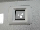 ワンタッチでバックドアが開閉。重たいバックドアも力いらずで開閉できる便利なパワーバックドア付きです!