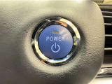 エンジンスタートボタンです。キーが車内にあれば、エンジンの始動・停止はブレーキを踏んでスイッチを押すだけ!キーを取り出す手間を省き、ワンプッシュでエンジンを操作するので簡単でスムーズです。