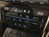 【左右独立フルオートエアコン】運転席・助手席それぞれで温度の設定が可能です。コントロールパネルは静電式スイッチとなっているので、フラットなパネルでスマートな操作感が得られます。