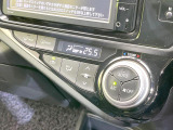 【オートエアコン】一度お好みの温度に設定すれば、車内の温度を検知し風量や温度を自動で調整。暑い&hellip;寒い&hellip;と何度もスイッチ操作をする必要はありません。快適な車内空間には必須の機能ですね♪