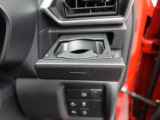 カップホルダーは運転席や助手席からちょうど手の届く位置です!!
