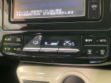【オートエアコン】一度お好みの温度に設定すれば、車内の温度を検知し風量や温度を自動で調整。暑い&hellip;寒い&hellip;と何度もスイッチ操作をする必要はありません。快適な車内空間には必須の機能ですね♪