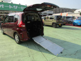 こちらのお車は、スロープ付きの福祉車両になります。