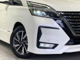 【LEDヘッドライト】悪天候や夜間走行時も良好な視界を確保し安心して運転できる高輝度LEDヘッドライトを装備!点灯速度が早く、消費電力も抑えられています。
