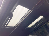 【サンルーフ】開放感たっぷりの希少装備、サンルーフが装着されています!車内に明かりを取り入れたり景色を楽しむ以外にも、車内の空気も簡単に換気できて快適です!