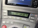 【オートエアコン】一度お好みの温度に設定すれば、車内の温度を検知し風量や温度を自動で調整。暑い&hellip;寒い&hellip;と何度もスイッチ操作をする必要はありません。快適な車内空間には必須の機能ですね♪