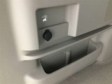 リヤに小物が収納できるボックスが左右に装備されています