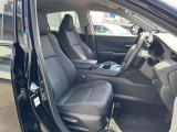 運転席まわりには十分なスペースがあり、大柄な方でもゆったり運転していただける環境です。