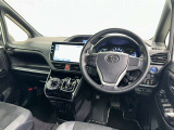 運転席まわりです。 各操作スイッチは使いやすい位置に配置されてます。
