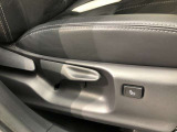 運転席シート座面は上下アジャスター付きです。お好みの位置に調整可能です。