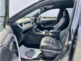 高いホールド性で運転姿勢が安定します。長距離ドライブでも疲れにくいのが魅力です。快適なドライビングライフをお送りください♪