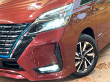 【LEDヘッドライト】悪天候や夜間走行時も良好な視界を確保し安心して運転できる高輝度LEDヘッドライトを装備!点灯速度が早く、消費電力も抑えられています。