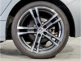 BMWの純正アロイホイールは軽量かつ強度にも優れているホイールで走行性能を引き上げる設計になっております。足元にもBMWは妥協がなくこだわっている個所になります。